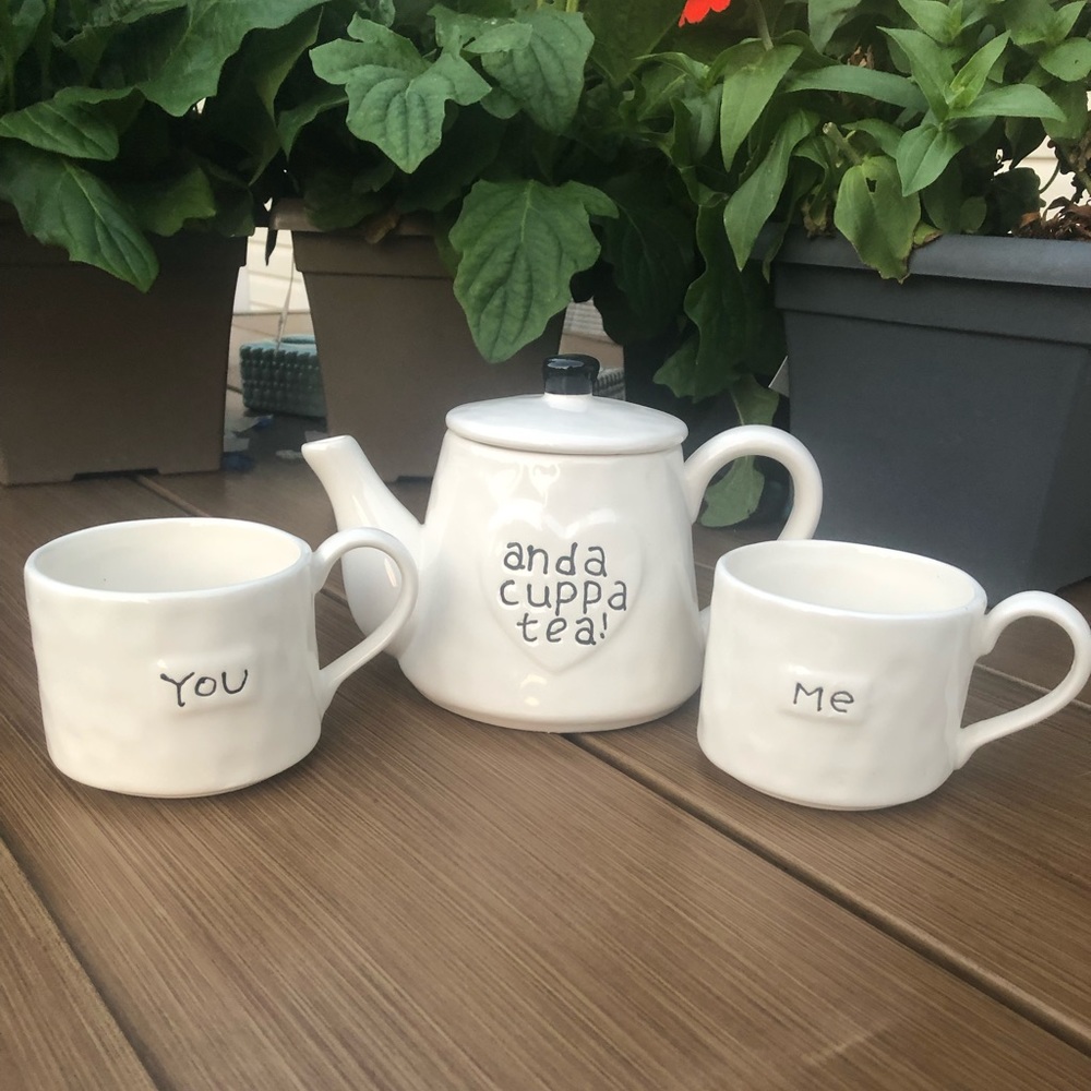 White Stoneware Teapot with 2 Mugs -Brand New